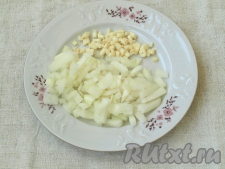 Нарезать кубиками лук и чеснок.