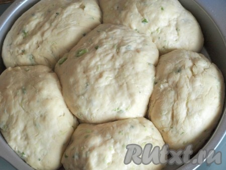 Добавляем муку и вымешиваем мягкое, эластичное тесто, не липнущее к рукам.&nbsp;Форму для выпекания смазываем растительным маслом. Делим тесто на несколько частей, из каждой части скатываем колобок и выкладываем в форму. Накрываем форму пищевой плёнкой и оставляем для подхода. Тесто должно увеличиться вдвое.
