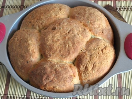 Подошедшее тесто смазываем растительным маслом и ставим в духовку, разогретую до 200 градусов.
