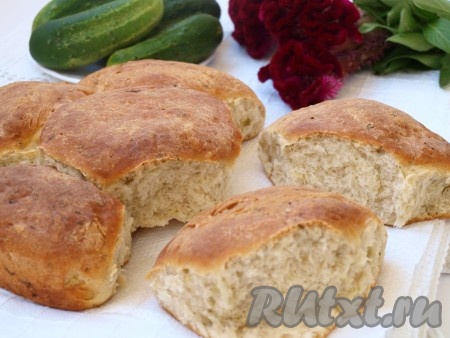 Выпекаем огуречный хлеб около 50 минут, готовность проверяем зубочисткой. Достаём хлебушек, кладём на решётку, накрываем полотенцем и даём остыть.
