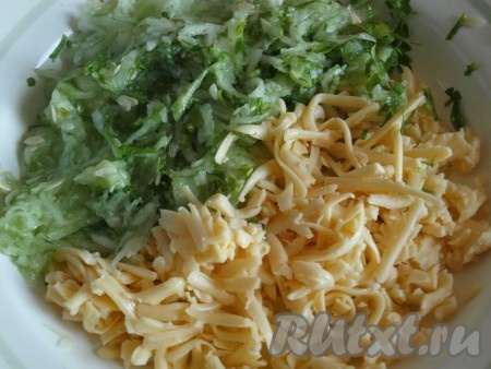 Огурцы хорошо моем (если шкурка грубая, то её срезаем), натираем на тёрке и обязательно солим. Пока опара подходит, даём огурцам постоять. Затем из натёртых огурцов хорошо отжимаем лишний сок. В подошедшую опару добавляем огурцы, мелко порезанный укроп и натёртый сыр (если хотите, чтобы в хлебе чувствовались кусочки сыра, то порежьте сыр кубиками, смешайте с мукой и добавьте в тесто).
