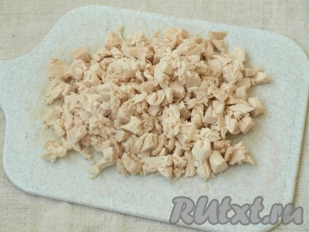 Измельчить куриное филе. Филе предварительно следует сварить в подсоленной воде. Если взять магазинное филе, то 20-25 минут достаточно, чтобы довести его до готовности. Домашнее мясо будет вариться в 2 раза дольше.
