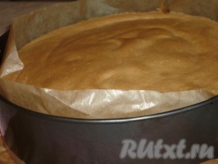 Отправить в разогретую до 180 градусов духовку на 35-40 минут. Духовку можно открыть не раньше, чем через 10-20 минут: при понижении температуры бисквит может опасть. &nbsp;Готовность можно проверить с помощью деревянной палочки или зубочистки (она должна быть сухой, когда вынимаешь ее из коржа). 
