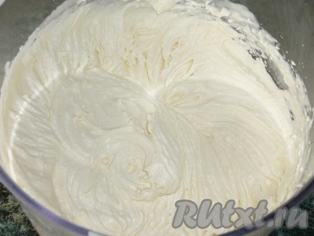 Приготовить сироп: сахар залить водой и проварить на огне 5-7 минут, при желании в сироп можно добавить ром или ромовую эссенцию. Коржи пропитать сиропом. Для приготовления крема для бисквитного торта взбить сгущенное молоко с 100 граммами масла в пышную массу.
