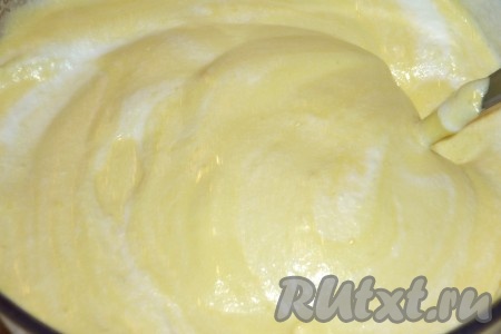 Добавить к желткам белки и аккуратно перемешать движениями снизу вверх, ввести просеянную муку и ещё раз аккуратно перемешать. Тесто должно быть воздушной консистенции.
