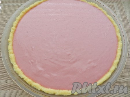 Сливочно-клубничную массу вылить на тесто и поставить форму в разогретую до 180 градусов духовку.