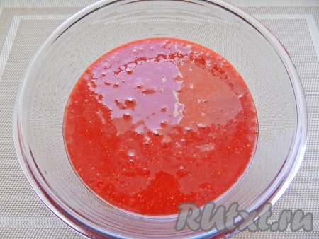 Переложить клубнику в глубокую ёмкость, всыпать 100 грамм сахара, пробить погружным блендером до получения пюре. При желании пюре можно процедить через сито, чтобы избавиться от косточек. Я этого не делала, в дальнейшем косточки практически не заметны. Для начинки пирога понадобится 300-350 миллилитров клубничного пюре.