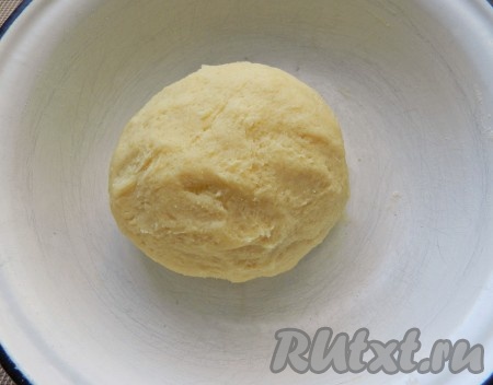 Обычно это тесто очень хорошо замешивается на одном яйце, но если у вас вдруг не получается его собрать в шар, можно добавить 1 столовую ложку ледяной воды, вмешать её. Как только песочное тесто соберётся в шар, больше вымешивать его не нужно. Убрать тесто в холодильник минут на 30.