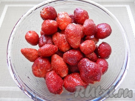 Пока песочное тесто охлаждается, займёмся начинкой. Клубнику можно взять как замороженную, так и свежую. Свежую клубнику нужно вымыть, удалить чашелистики. Замороженные ягоды нужно немного разморозить.