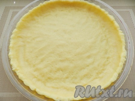 Охладившееся тесто равномерно распределить по форме для выпечки (я взяла форму диаметром 26 сантиметров), сформировать бортики. Сделать несколько проколов вилкой на поверхности теста (благодаря проколам тесто не будет вздуваться в процессе выпечки).