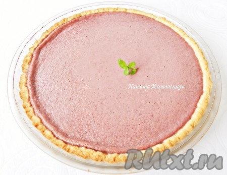 Выпекать песочный пирог с клубникой и сливками в течение 40-45 минут (начинка должна "схватиться"). Готовую выпечку достать из духовки, полностью остудить. Если есть возможность, то лучше оставить пирог на ночь в холодильнике.