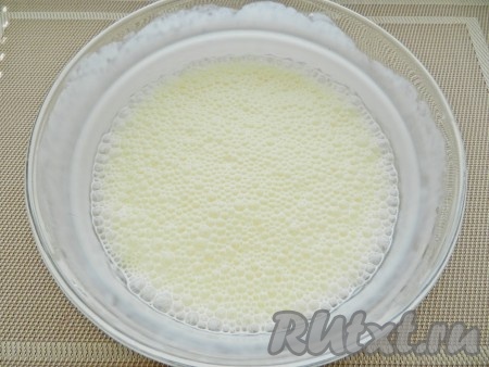 Для приготовления начинки взбить яйца венчиком (или миксером), влить хорошо охлаждённые сливки и снова взбить.