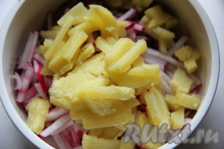 Картофель отварить в мундире и очистить от кожуры. Нарезать соломкой и добавить в салат к свиному языку и редису.
