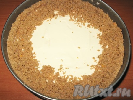 Творожную массу выложить в форму с основой из печенья, лишние края обрезать, раскрошить и обсыпать края пирога. Выпекать пирог из печенья и творога в заранее разогретой до 160 градусов духовке 1 час.