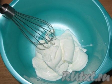 Хорошо охлаждённые жирные сливки взбить миксером до кремовой консистенции.