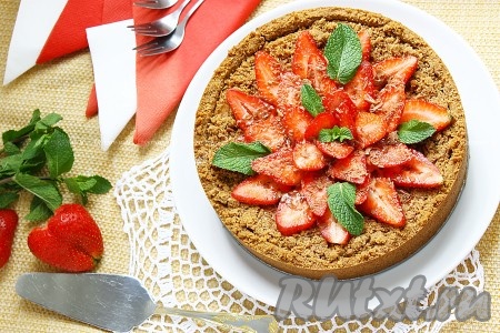 При подаче украсить листиками свежей мяты и нарезать на порционные кусочки.
