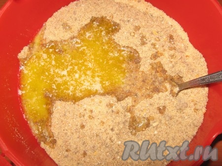 Вначале приготовим основу для пирога, для этого печенье нужно измельчить в крошку. Сливочное масло растопить и соединить с крошкой из печенья, перемешать, должна получиться рассыпчато-липкая крошка (то есть если её сжать в руке, она превращается в комок, при необходимости можно добавить немного растопленного масла). 