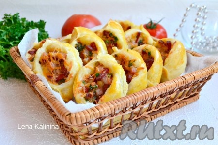 Пирожки с колбасой и сыром в духовке