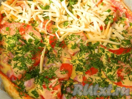 Посыпаем пиццу нарезанной зеленью и натёртым сыром. Включаем духовку и разогреваем её до 200 градусов. Пока греется духовка, пицца пусть постоит, чтобы тесто немного поднялось. Пиццу с сыром, колбасой и помидорами, покрытую заливкой, выпекаем 30-40 минут при температуре 200 градусов.
