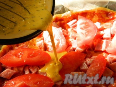 На тесто, смазанное томатной пастой, выкладываем нарезанную колбасу и нарезанные помидоры. Яйца смешиваем с майонезом, небольшим количеством мелко нарезанного укропа, добавляем соль по вкусу, перемешиваем и заливка для пиццы готова. Равномерно покрываем всю поверхность пиццы заливкой.