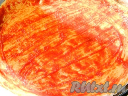 Далее тесто раскатываем по размеру формы. У меня классическая пицца - круглая. Смазываем тесто томатной пастой.