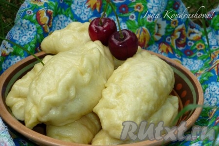 Вареники с черешней и клубникой на пару 