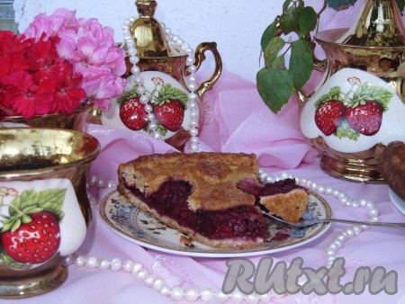 Сочный, вкусный песочный пирог с ягодами и яблоками можно готовить круглый год, радуя близких прекрасной выпечкой.