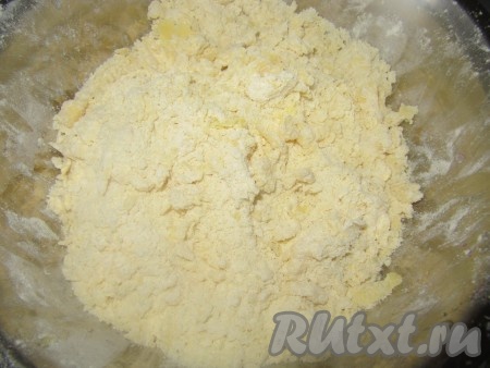 Перетереть руками муку с маслом в крошку.