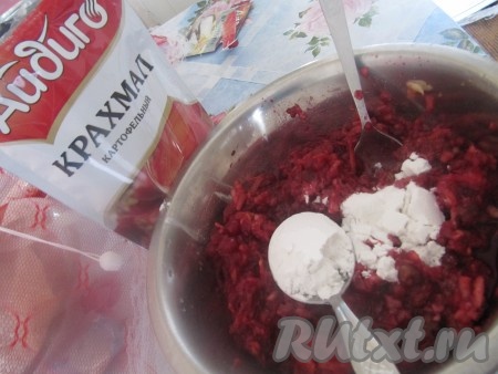 Всыпать крахмал (если у вас начинка получилась густая, тогда можно добавить 2 столовых ложки крахмала, а если жидковатая - тогда добавьте 3 столовых ложки крахмала), перемешать. Добавить сахар, перемешать. Количество сахара будет зависеть от сладости ягод и яблок. Я добавила 3 столовых ложки сахара.