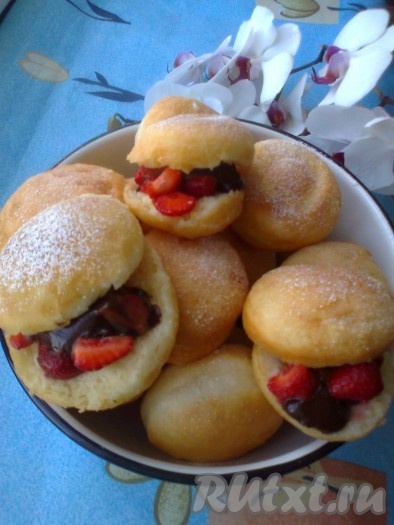 Пончики с клубникой и шоколадной глазурью