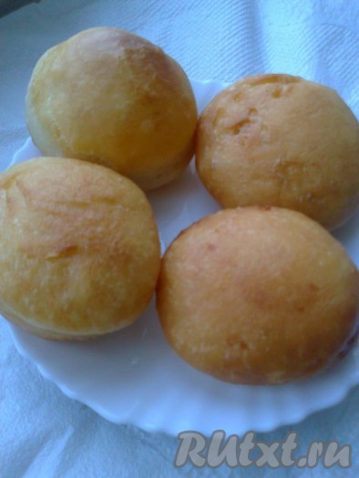 И перекладываем воздушные пончики на тарелку.
