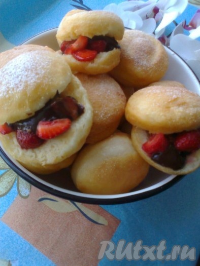 Часть пончиков можно оставить целыми или начинить их другими начинками: вареной сгущенкой или повидлом, или джемом.
