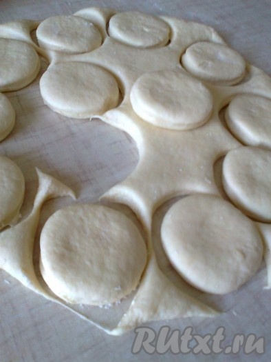 Раскатываем в круг, толщиной 1 см. Вырезаем с помощью стакана кружочки (стараемся, чтобы как можно меньше муки попало на кружочки, иначе мука будет гореть при жарке пончиков)