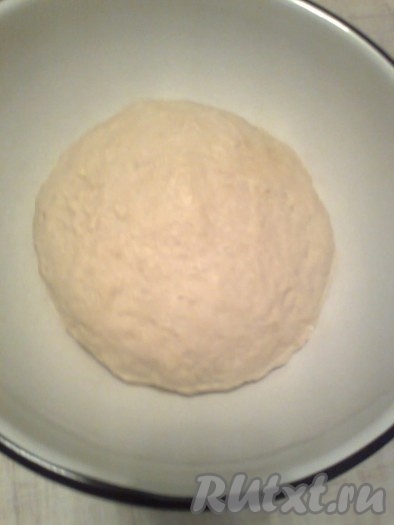 Затем в опару добавляем 125 мл растительного масла, соль и муку (4 стакана). Замешиваем тесто, накрываем пищевой пленкой и оставляем в холодильнике на ночь (или  на 2 часа в теплом месте, если хотите печь сразу. Тогда за время брожения обминаем тесто 2 раза.) Если оставили в холодильнике, обминать тесто не надо.