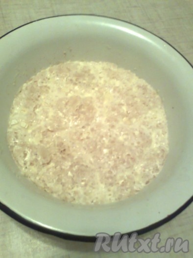 Приготовим опару. В (не горячей!!!) теплой смеси воды, смешанной с кефиром и молоком, растворяем дрожжи, сахар, 3 столовые ложки муки. Оставляем подойти в теплом месте на 15 минут, накрыв крышкой.
