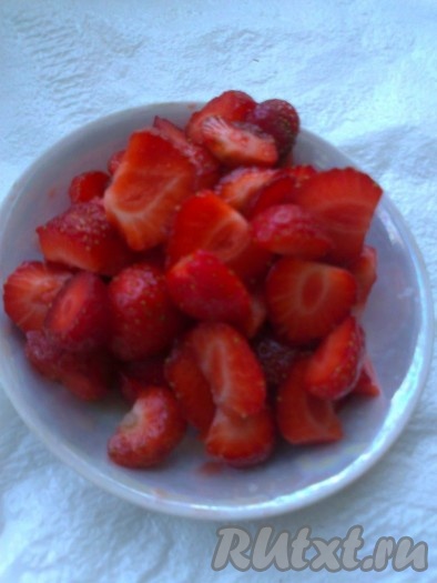 А пока приготовим начинку для пончиков. Клубнику вымыть, очистить от хвостиков, дать стечь воде и нарезать на кусочки.
