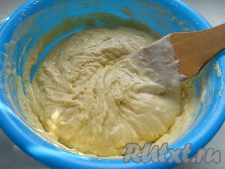 В яичную массу добавить разрыхлитель, частями всыпать просеянную муку, аккуратно и тщательно вмешивая её в тесто деревянной лопаткой движениями снизу вверх. Тесто получится достаточно густым, как на фото.