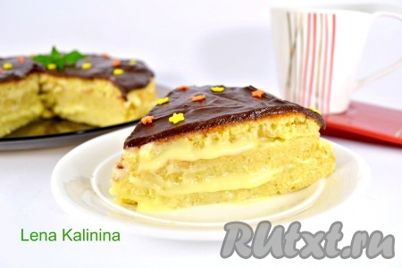 Перед подачей вкусный и нежный бисквитный пирог с заварным кремом поместила в холодильник на несколько часов. После этого нарезала и подала к чаю. Приготовьте пышный, воздушный бисквит из теста, замешанного на молоке, в мультиварке, и у вас будет отличная основа для формирования тортов, пирогов или замечательная выпечка к чаю.