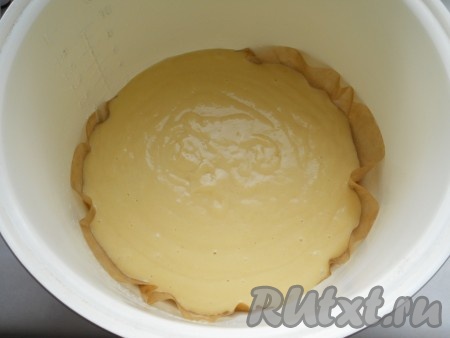 Влить в тесто горячую смесь молока и сливочного масла, сразу аккуратно, но быстро перемешать тесто лопаткой. Дно чаши мультиварки застелить пергаментом, смазать обильно чашу и бумагу растительным маслом, вылить тесто, крышку мультиварки закрыть, выставить режим "Выпечка" на 45 минут (при мощности 900 Вт).