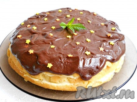 Этот воздушный бисквит, приготовленный на молоке в мультиварке, отлично подойдёт для формирования пирогов и тортов. В этот раз я разрезала остывший бисквит на 3 коржа, затем промазала коржи заварным кремом и сформировала бисквитный пирог, верх которого украсила шоколадной глазурью.