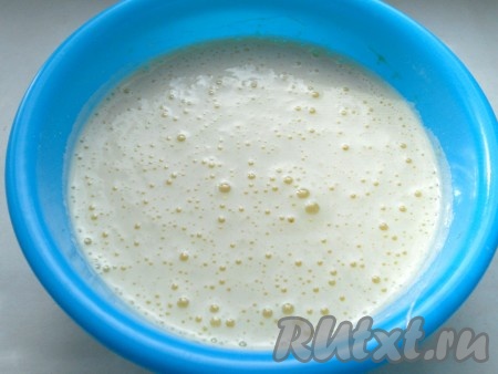 Взбить яйца миксером в течение 5 минут, масса должна стать светлой, увеличиться в объёме в 2-3 раза.