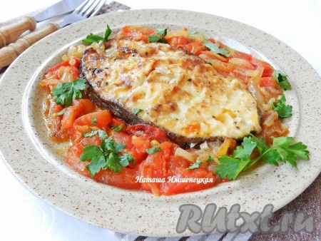 Рыба с луком и помидорами