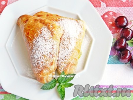 Слоеные пирожки с вишней