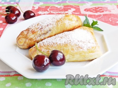 Вкусные и сочные слоеные пирожки с вишней готовы.