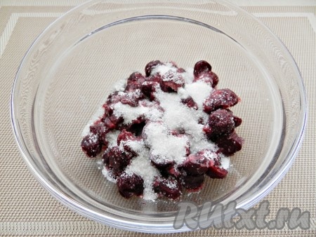 Вишню для начинки (если она замороженная),&nbsp; разморозить, сок слить. Смешать ягоды с сахаром и крахмалом.
