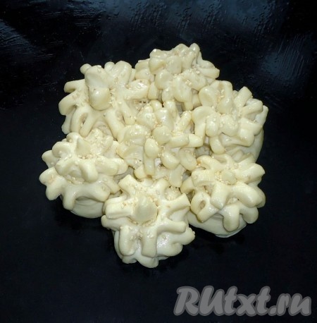 Затем булочки с чесноком и сыром смазать растительным маслом, посыпать кунжутом, выпекать в разогретой духовке минут 25-30 (до румяности) при температуре 180-190 градусов.