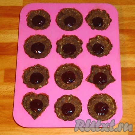 Заполнить клубничным джемом.