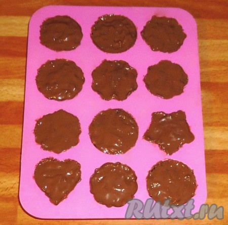 Смазать растопленным шоколадом и поставить в морозильную камеру на 15 минут.
