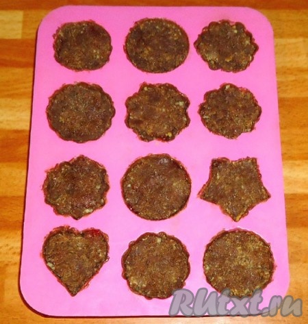 Сверху выложить оставшуюся массу из печенья.