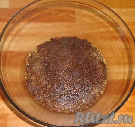 Добавить в измельченное печенье, перемешать.